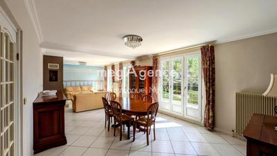 Maison - 202 m² - 7 pièces