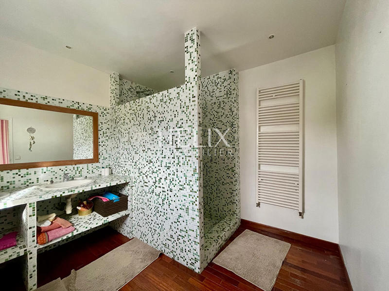 Maison - 166 m² - 6 pièces