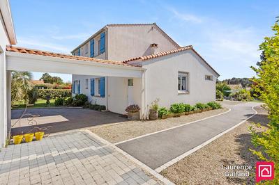 Maison - 222 m² - 8 pièces