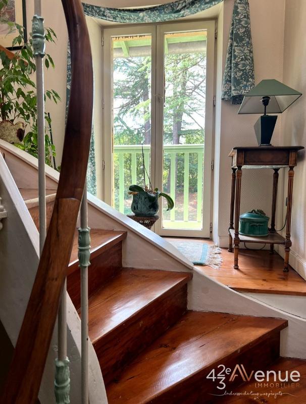 Propriété - 241 m² - 10 pièces