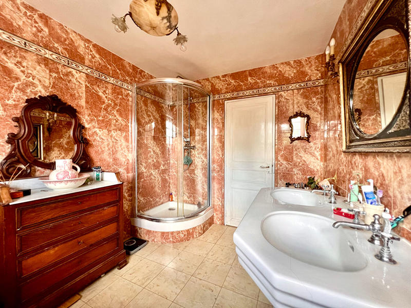 Maison - 483 m² - 16 pièces