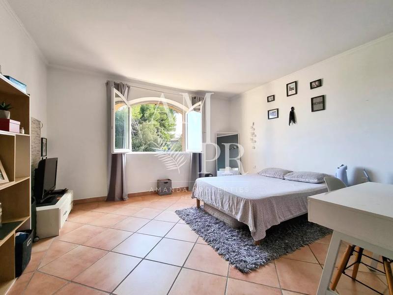 Villa - 215 m² - 8 pièces