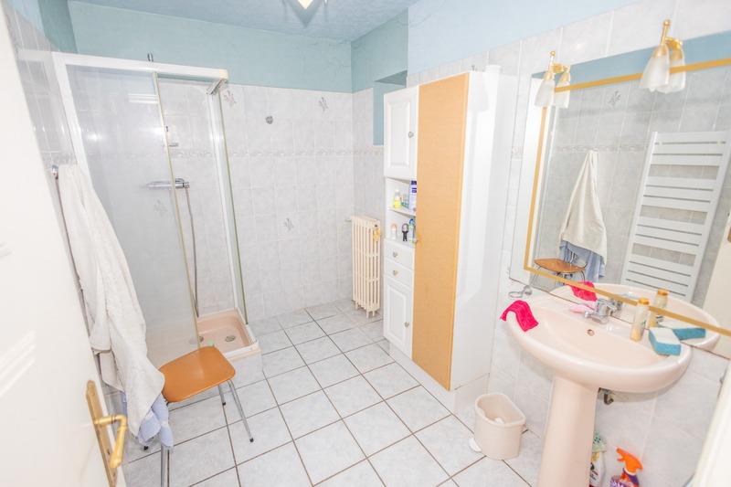 Propriété - 228 m² - 6 pièces