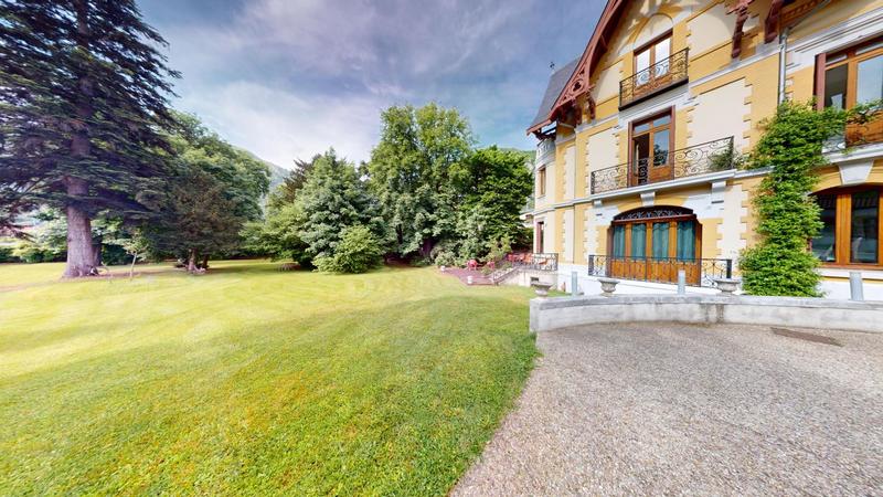 Maison - 1 000 m² - 16 pièces