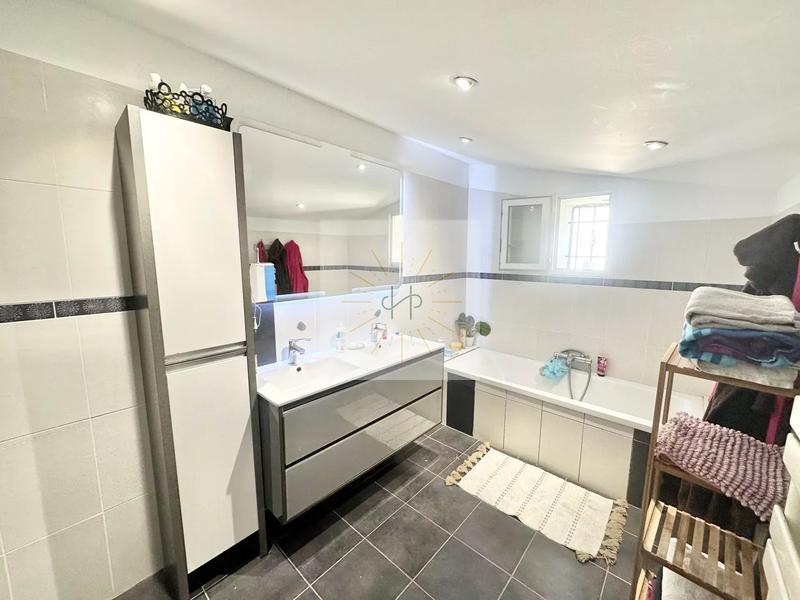 Maison - 161 m² - 9 pièces