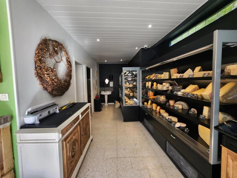 Magasins - 85 m² - 5 pièces