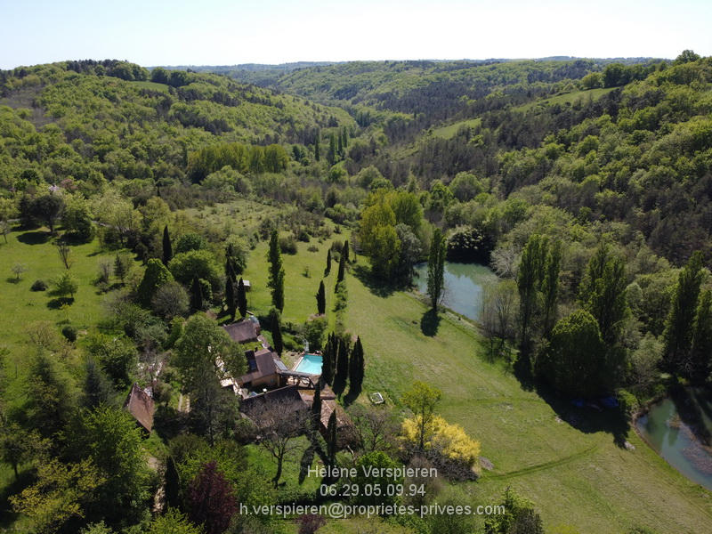 Maison - 303 m² - 19 pièces