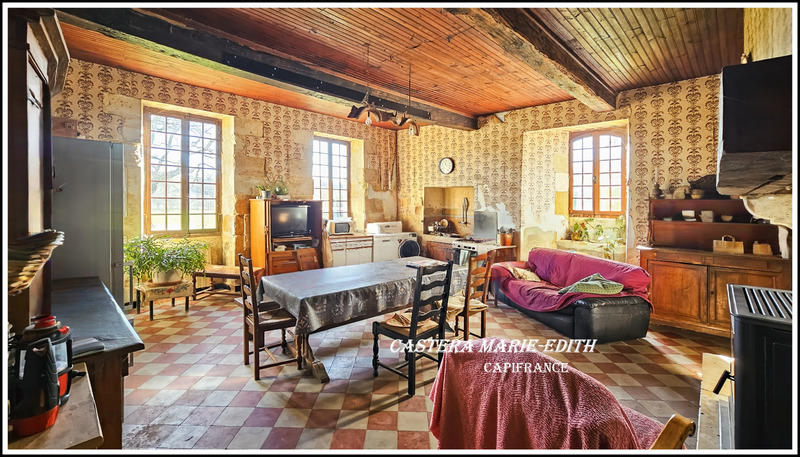 Corps de ferme - 8 000 m² - 7 pièces