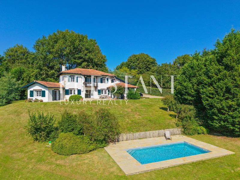 Maison - 250 m² - 7 pièces