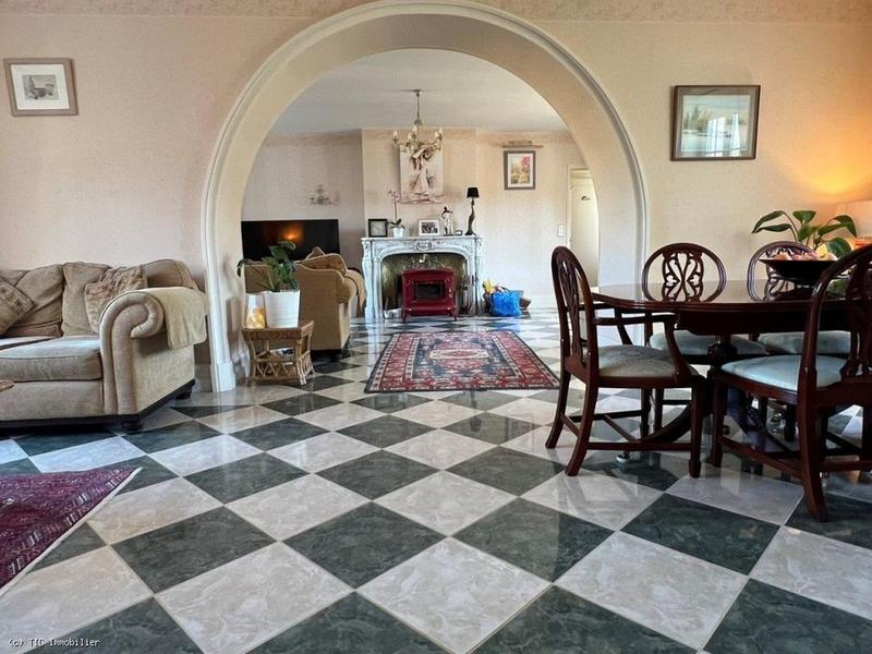 Maison - 302 m² - 9 pièces