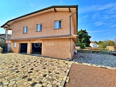 Maison traditionnelle - 230 m² - 7 pièces