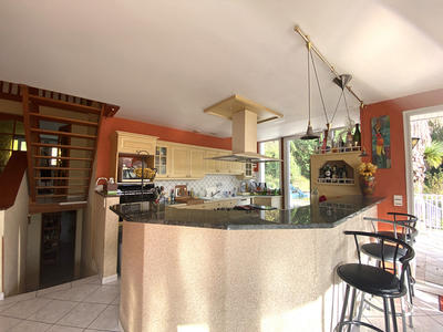 Maison - 316 m² - 8 pièces