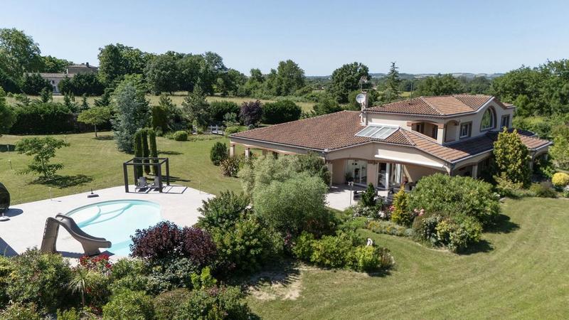 Demeure - 397 m² - 8 pièces