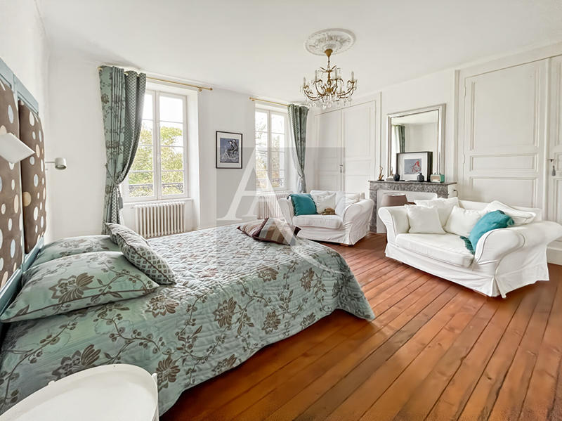 Maison - 437 m² - 11 pièces