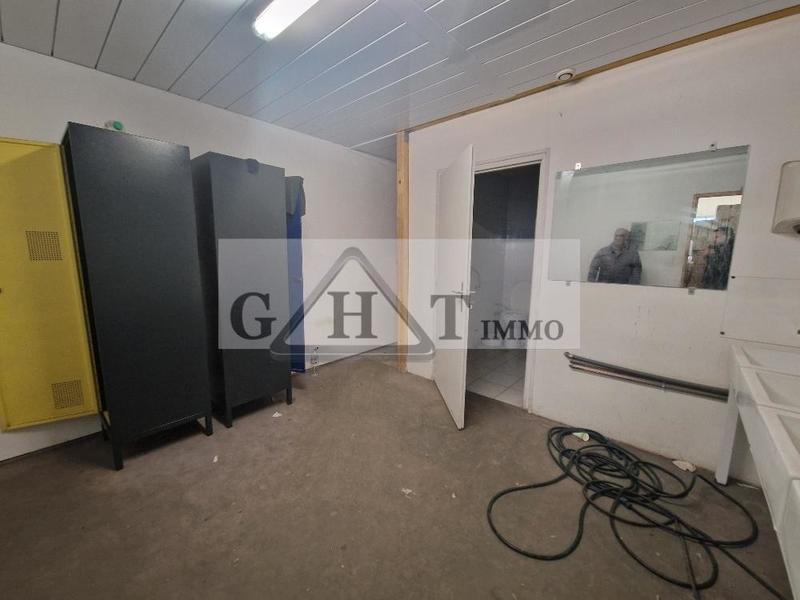 Entrepôt - 1 077 m²