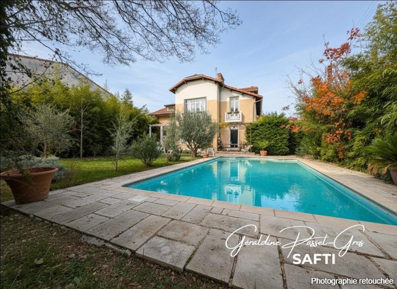 Maison - 220 m² - 8 pièces