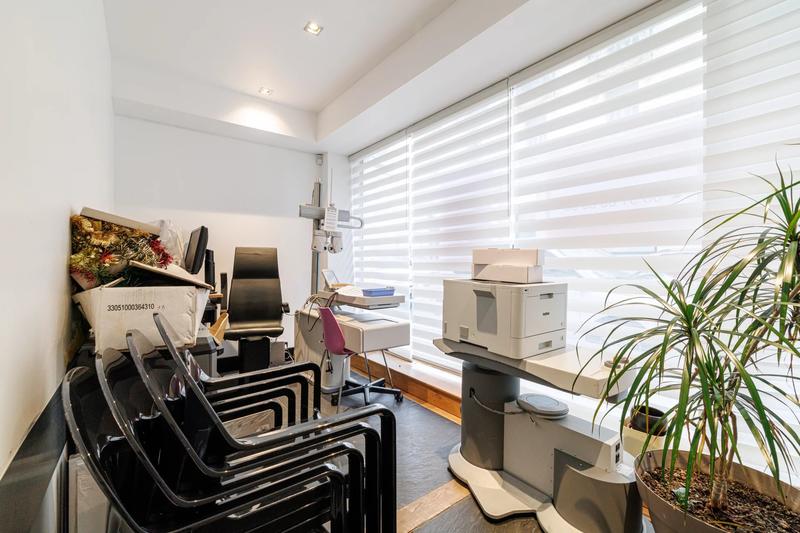 Local commercial - 224 m² - 9 pièces