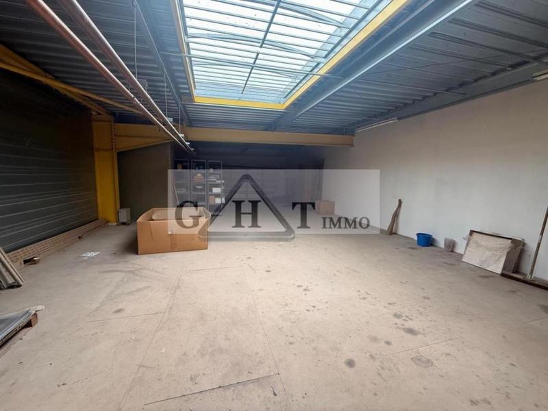 Entrepôt - 1 240 m²