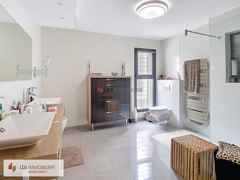 Maison - 260 m² - 6 pièces