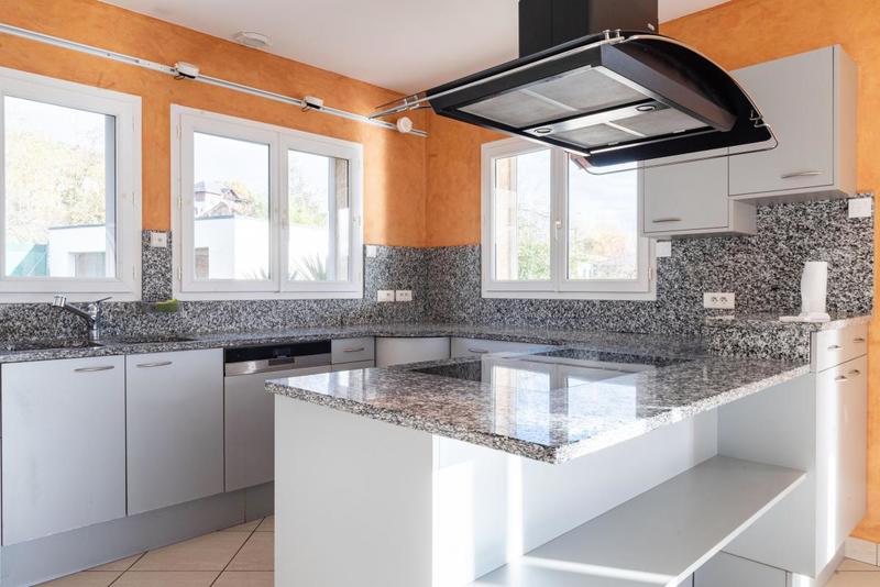 Maison - 218 m² - 9 pièces