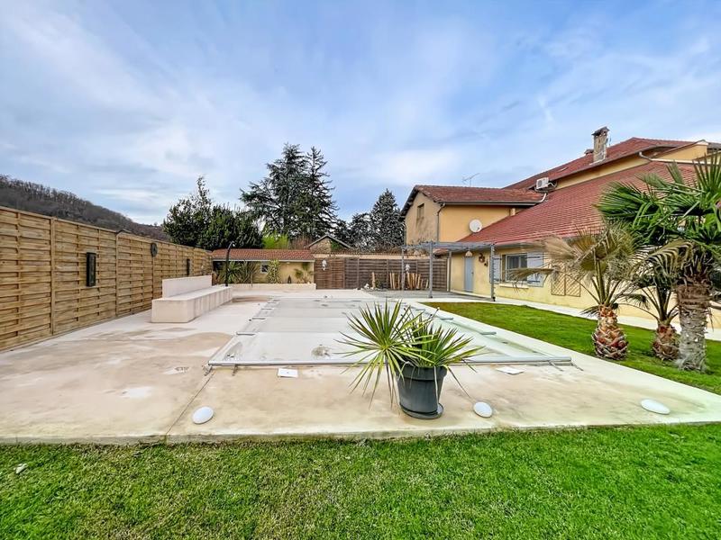 Maison - 330 m² - 9 pièces