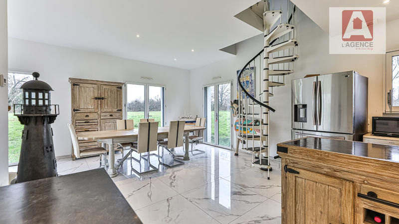 Maison - 373 m² - 11 pièces