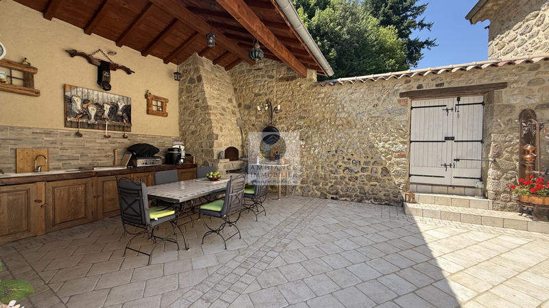 Maison - 218 m² - 7 pièces