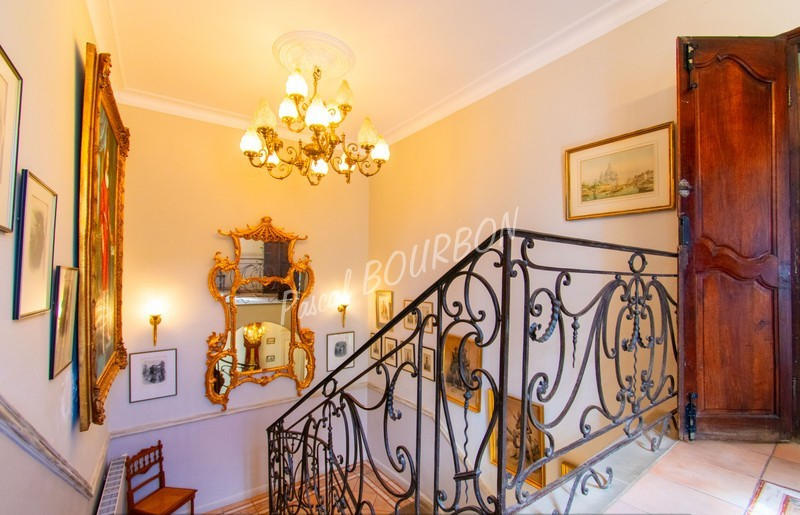 Maison - 250 m² - 8 pièces