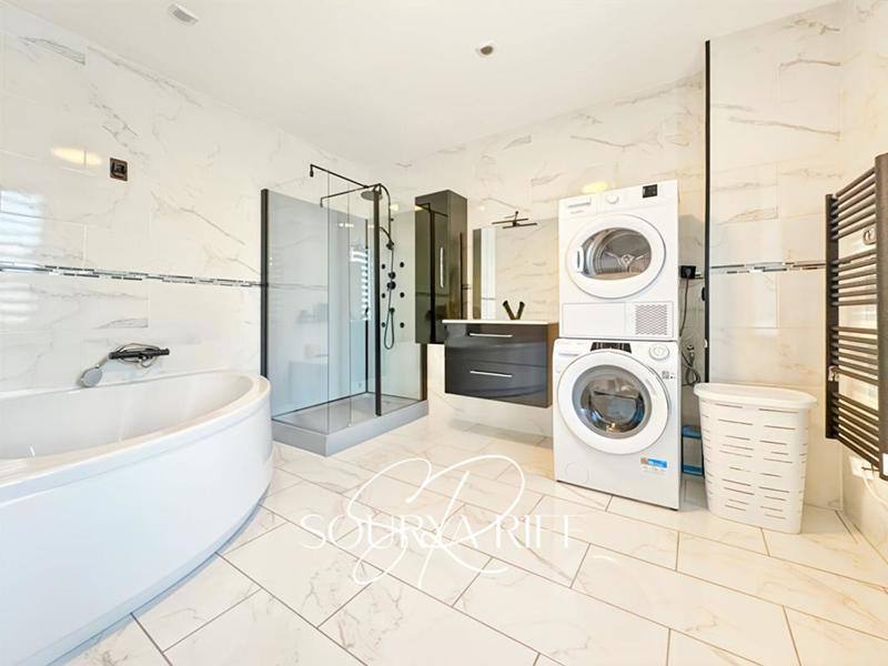 Maison - 200 m² - 7 pièces