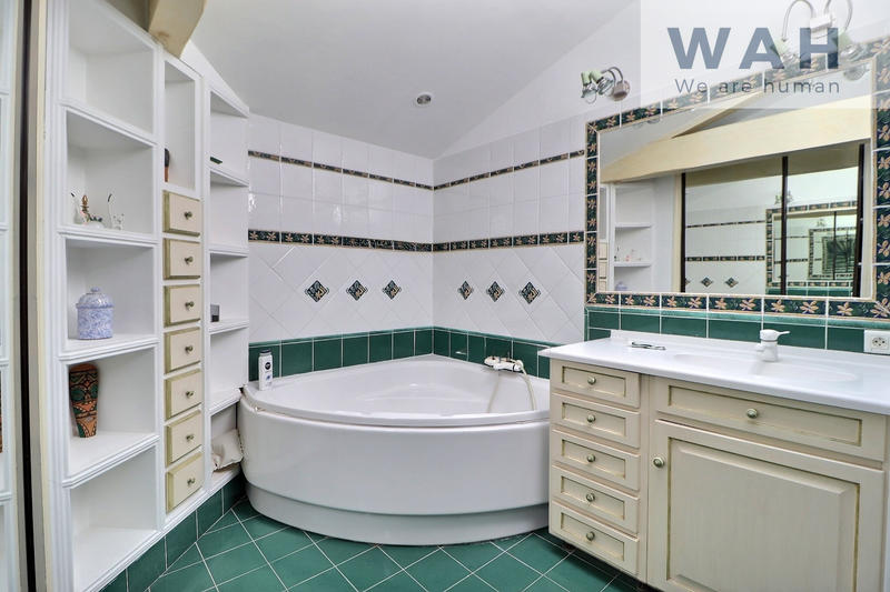 Maison - 202 m² - 6 pièces