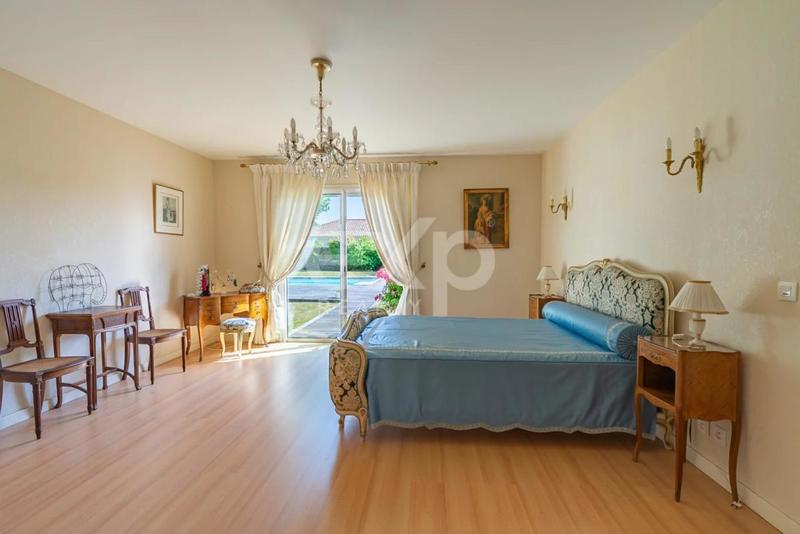 Maison - 295 m² - 12 pièces