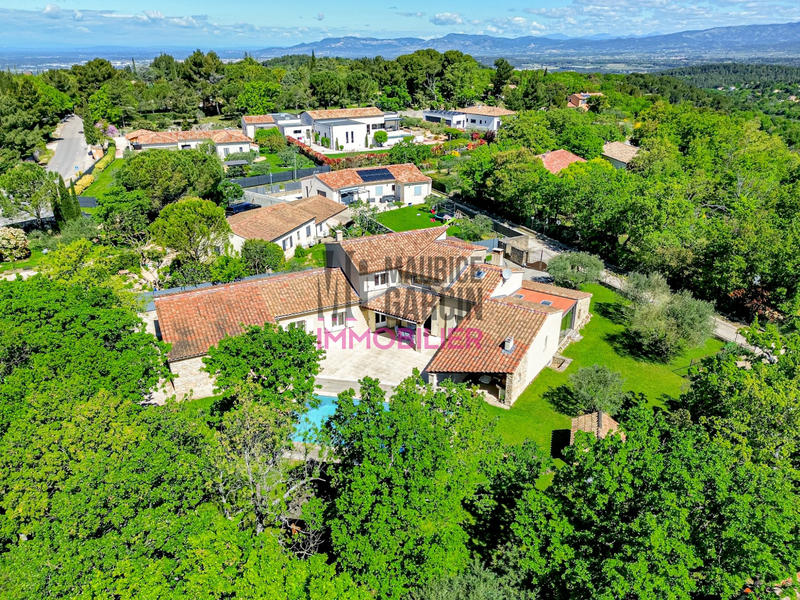 Maison - 212 m² - 6 pièces