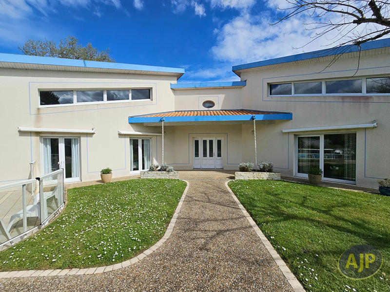 Maison - 240 m² - 6 pièces