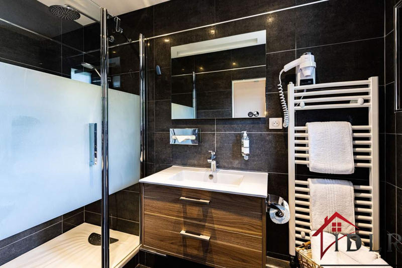 Propriété - 460 m² - 16 pièces