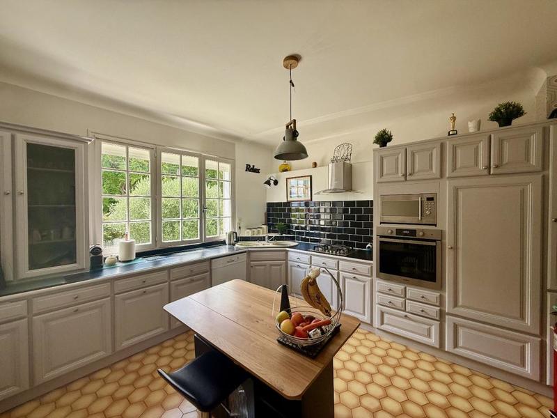 Propriété - 280 m² - 15 pièces