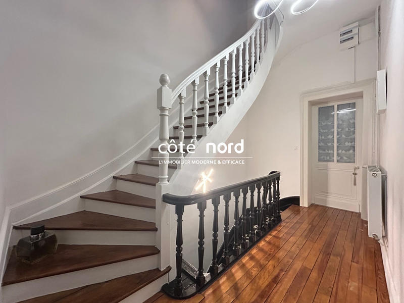 Maison - 216 m² - 10 pièces