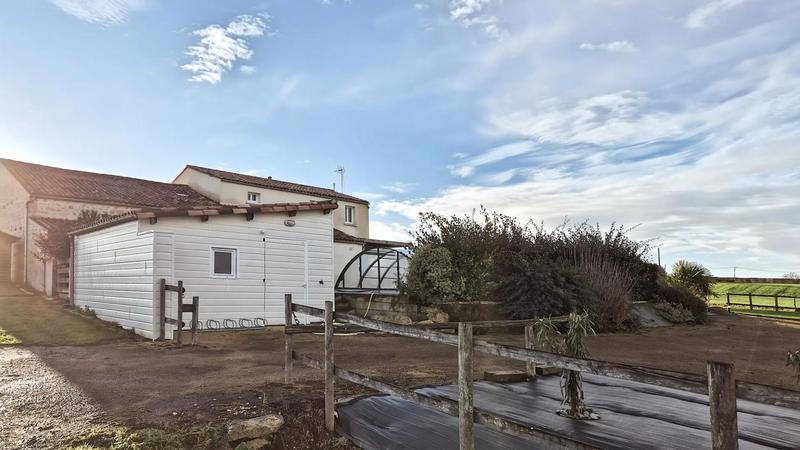 Maison - 225 m² - 8 pièces