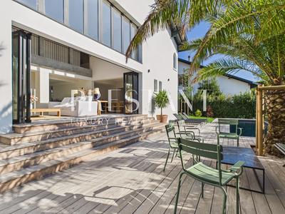 Maison - 290 m² - 8 pièces