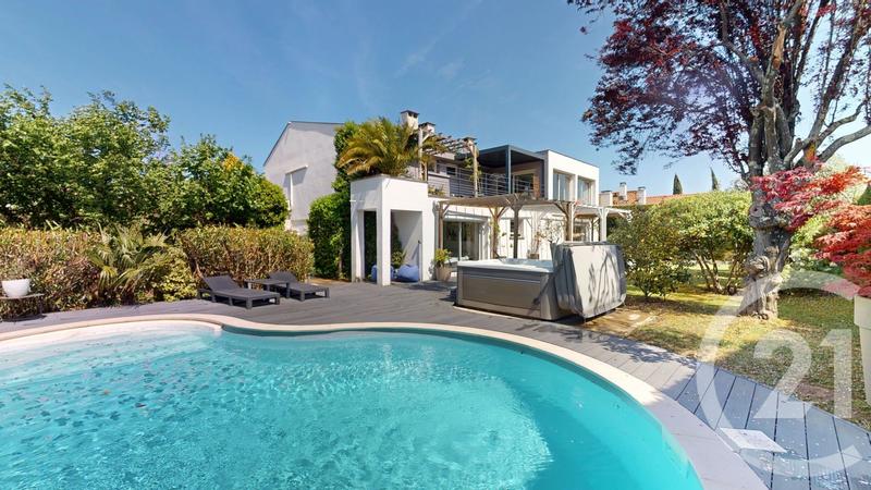 Maison - 234 m² - 6 pièces