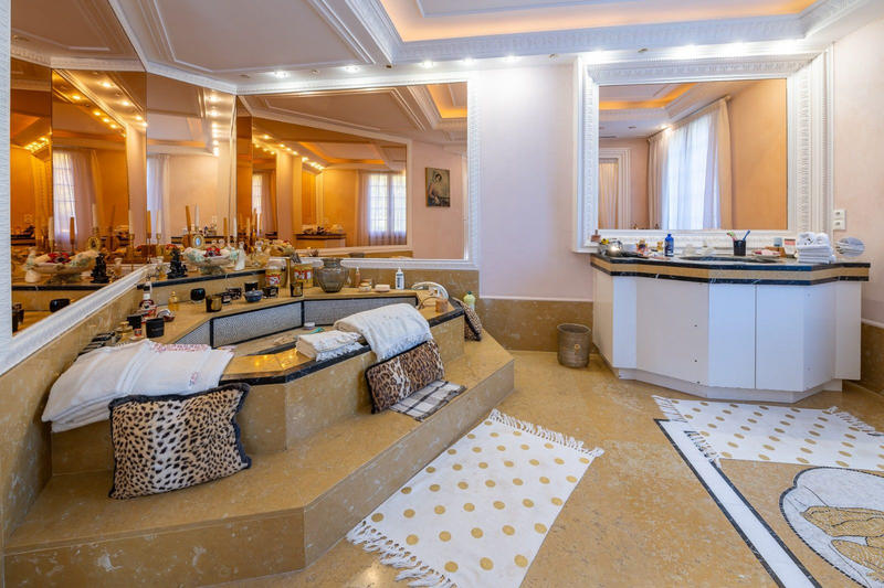 Villa - 857 m² - 15 pièces