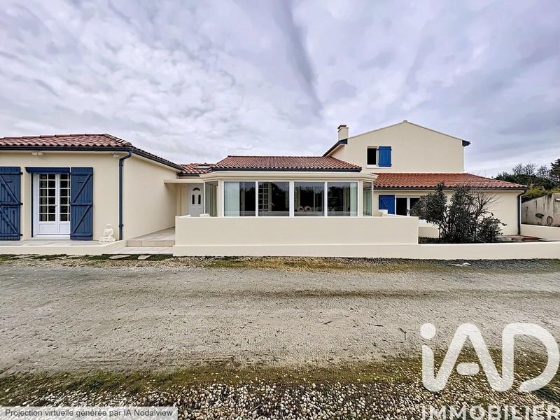 Maison - 214 m² - 8 pièces