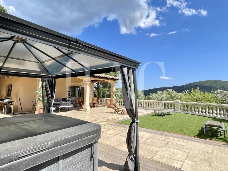 Villa - 235 m² - 8 pièces