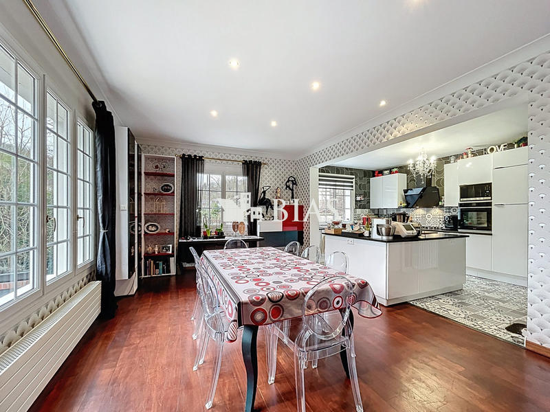 Maison - 350 m² - 12 pièces