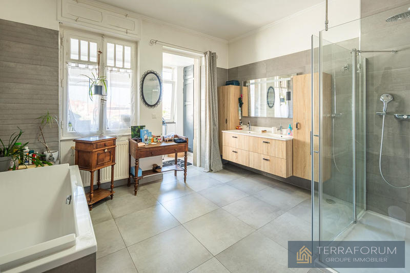 Maison - 265 m² - 8 pièces