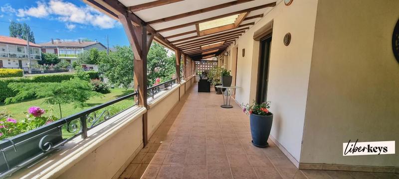 Propriété - 230 m² - 10 pièces