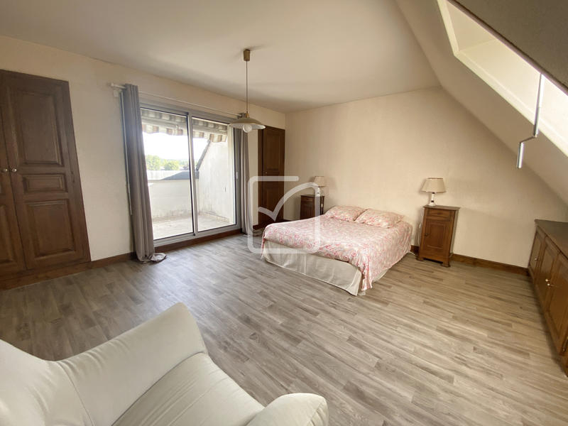 Maison - 168 m² - 9 pièces