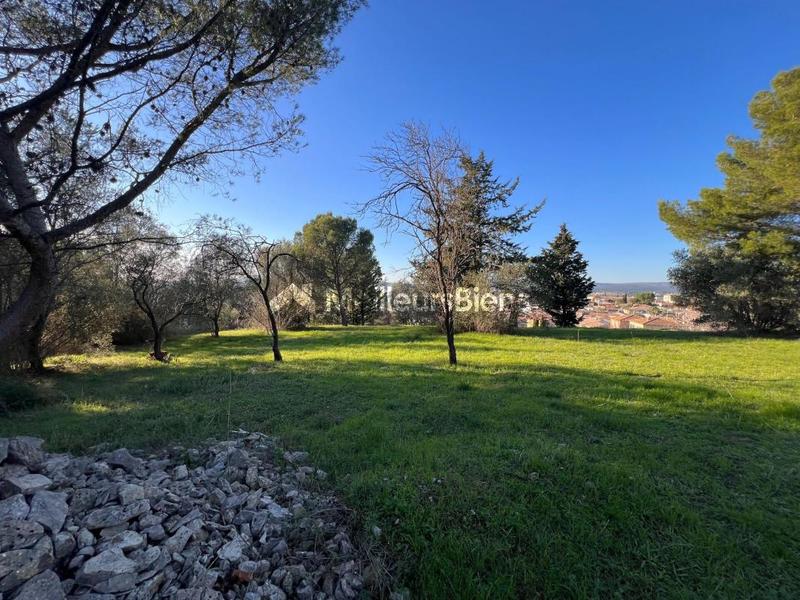 Terrain constructible - 1 030 m²