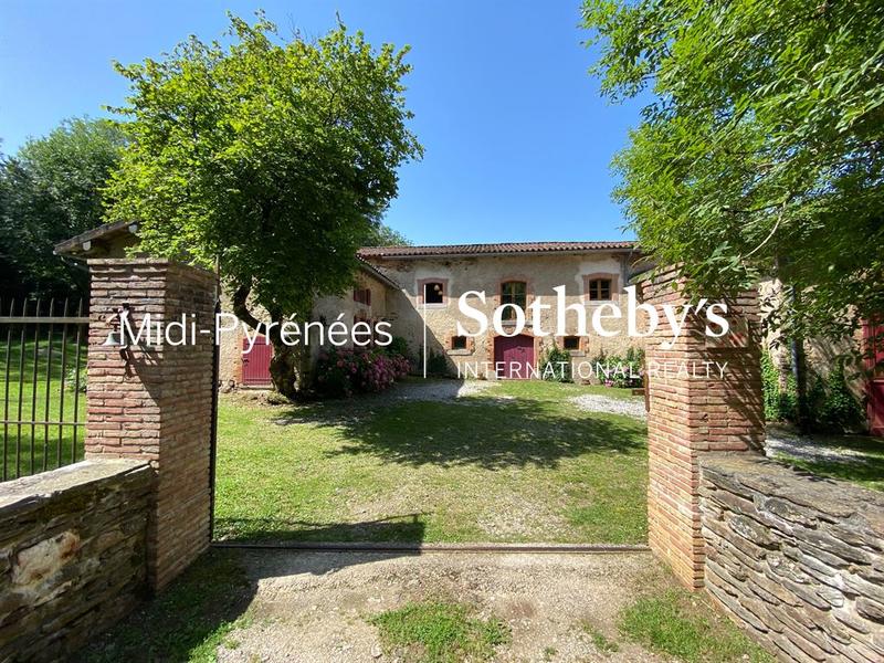 Maison - 360 m² - 8 pièces