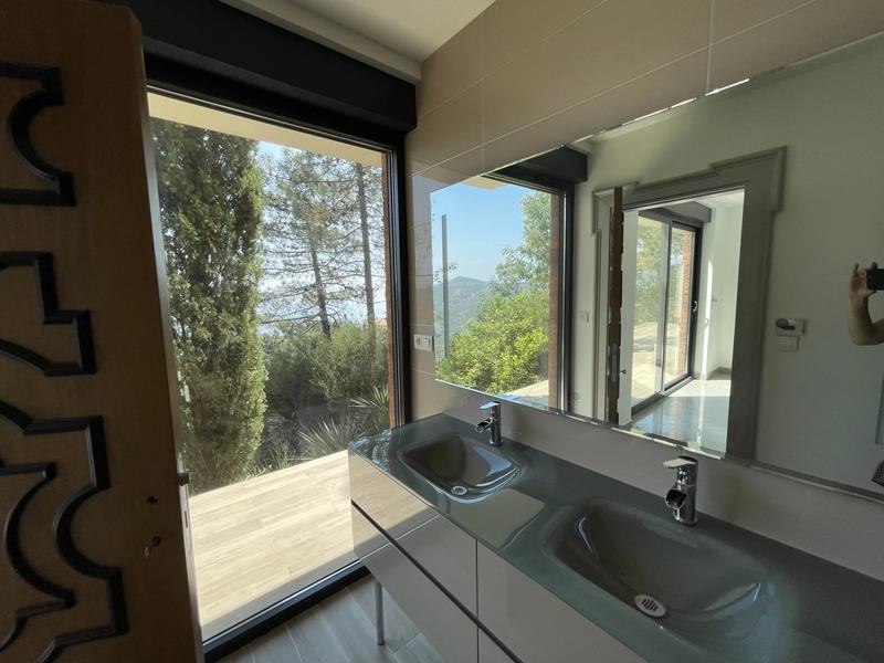 Villa - 1 475 m² - 9 pièces