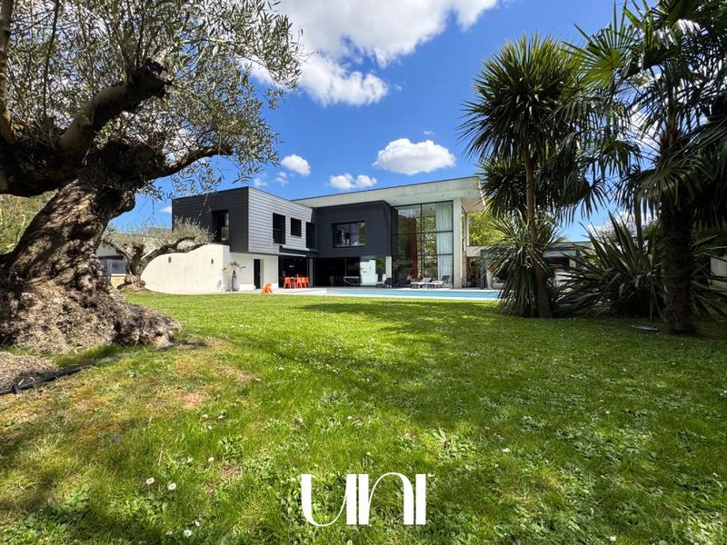 Maison - 316 m² - 8 pièces